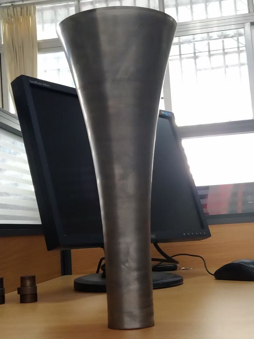 不鏽鋼長(zhang)筒底座成型(xíng) 數控 自動 旋(xuan)壓機